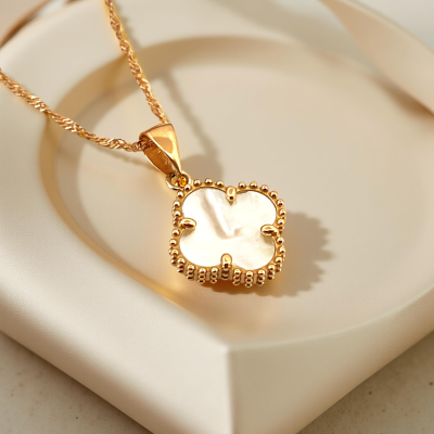 8mm Mother-of-Pearl Clover Medal in Portuguese 19k Yellow Gold