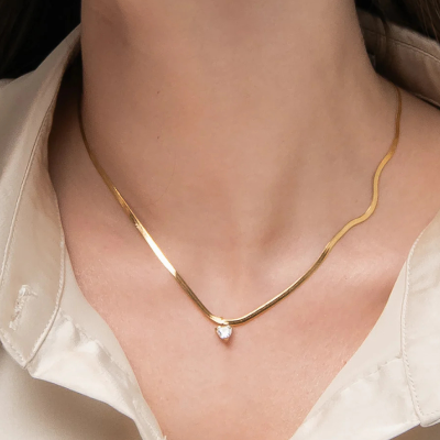 colar-aço-dourado-branca