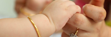 Como escolher uma pulseira de ouro para bebé